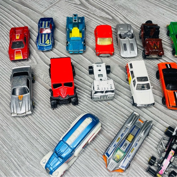 Vintage Lot of 44 matchbox , hot wheels & unbranded cars trucks collectible toys - Picture 4 of 9